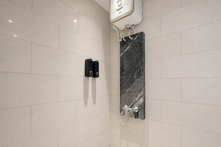 Bathroom 5, Cityscape Studio at Apartment Benson Supermall Mansion By Travelio, Surabaya