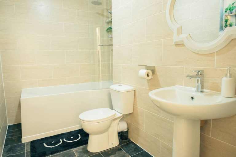 Room 2, Stylish 3-bed Flat Near Cardiff City Centre Uni, Cardiff
