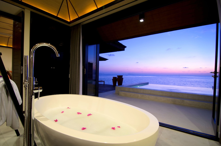 Bathroom 5, Lily Beach Resort & Spa
