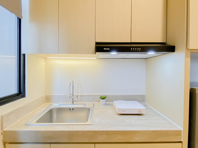 Bathroom 5, Restful and Serene Studio Room at Apartment Meikarta District 2 By Travelio, Cikarang