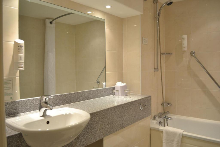 Bathroom 5, Coventry Hotel By Belvilla near City Centre, Warwickshire