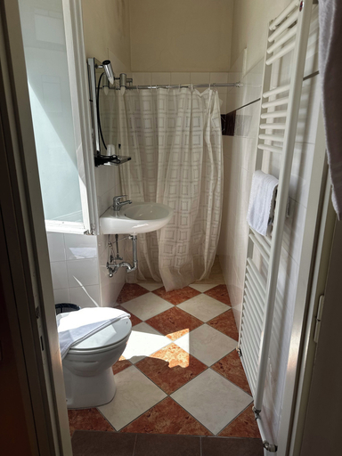 Bathroom 4, Spagna, Novara