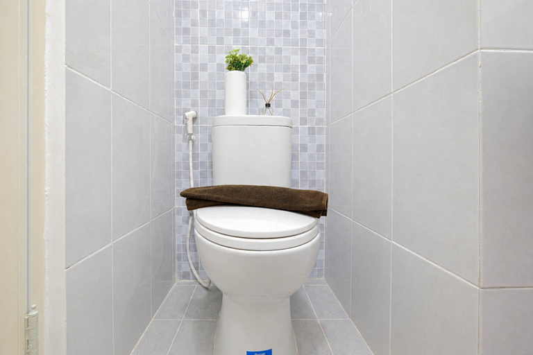 Bathroom 5, Minimalist Studio Apartment for 2 Pax at Tokyo Riverside PIK 2 By Travelio, Tangerang