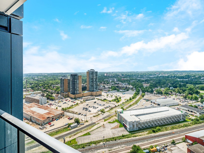 Room 3, Modern High-rise 24th Floor Condo w Private Patio, Waterloo