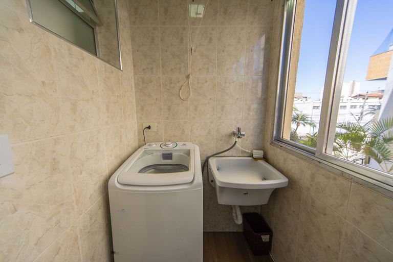 Room 5, Apto a 750m da Praia da Enseada com Ar e Wi-fi, Guarujá