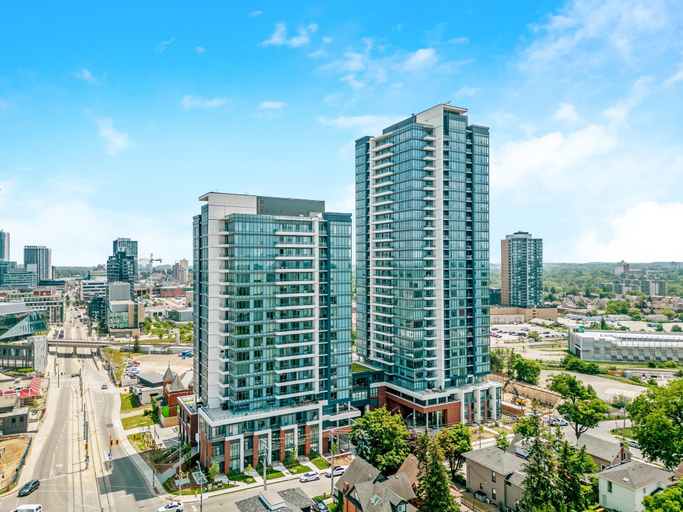 Room 4, Modern High-rise 24th Floor Condo w Private Patio, Waterloo