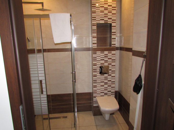 Shower 4, Zakotwiczeni w Rewie, Puck