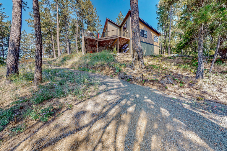 Room 5, Leaning Pine Point in Harrison, Kootenai