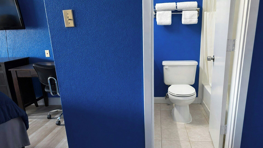 Bathroom 4, Apollo Lodge and RV Park, Freestone