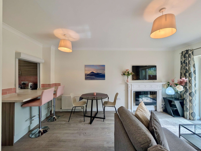 Room 2, Charming 2 bed House in Pinner, London