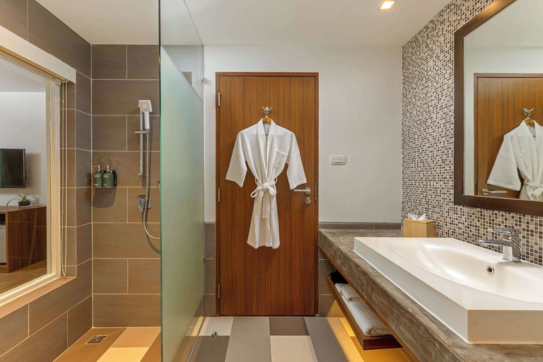 Bathroom 5, Outrigger Khao Lak Beach Resort, Takua Pa