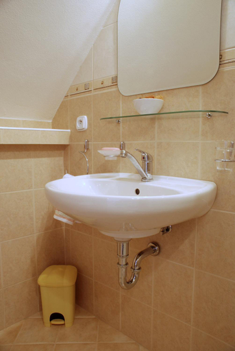 Facilities 4, cafe Madeira, Banská Štiavnica