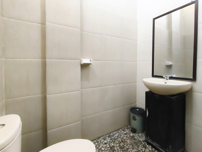 Bathroom 3, Urbanview Jepun Guesthouse, Lombok