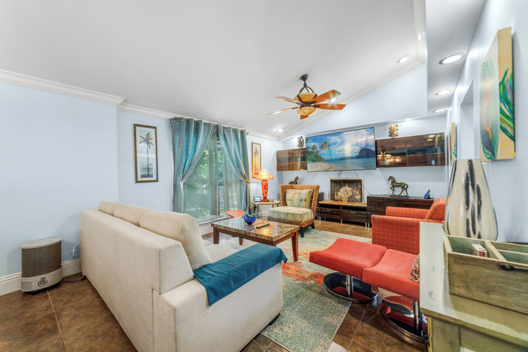 Interior 5, The Farm House - Great Location + Pet Friendly!, Orange