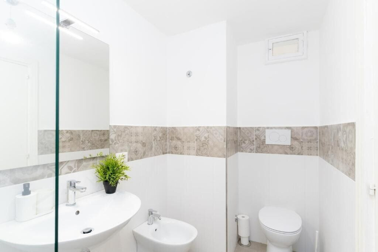 Bathroom 2, Meta CC Palace, Napoli