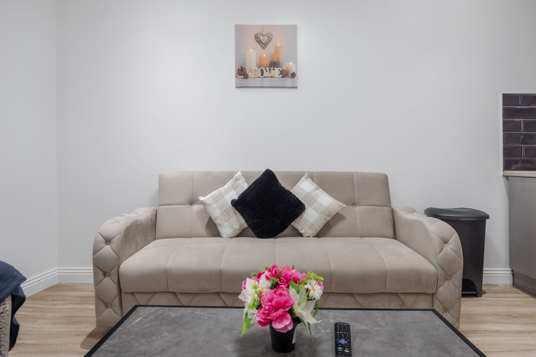 Room 2, W M Smart TV Ideal for Work Trips Free Park, Sefton
