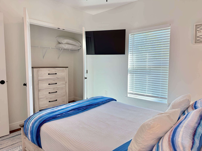 Interior 2, Sea Turtle Hideaway Shell Yeah to Beach Vibes!, Charlotte
