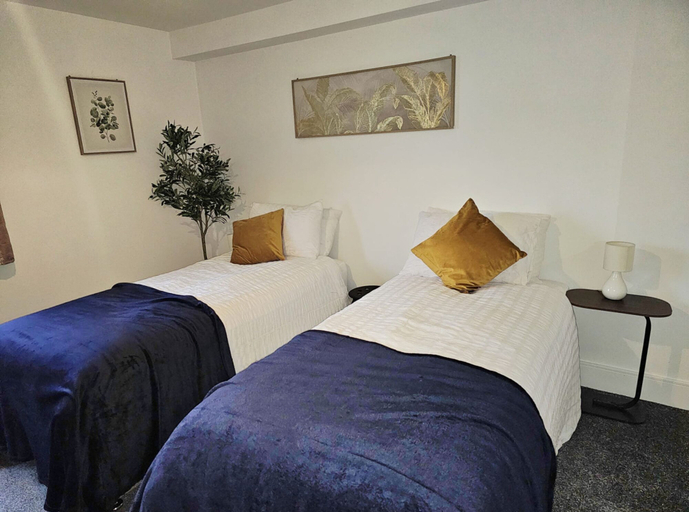 Room 5, Elizabeth Line Retreat Modern 2BR Flat in Hayes, London