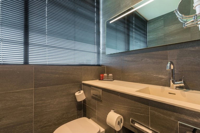 Bathroom 4, Leonardo Hotel Groningen Stadspark, Groningen