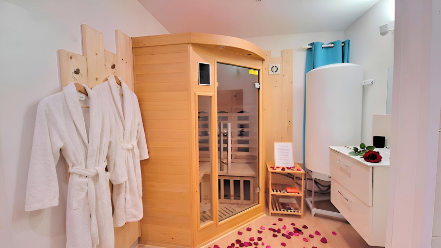 Bedroom 5, Kelys T2 Premium Jacuzzi, Pas-de-Calais