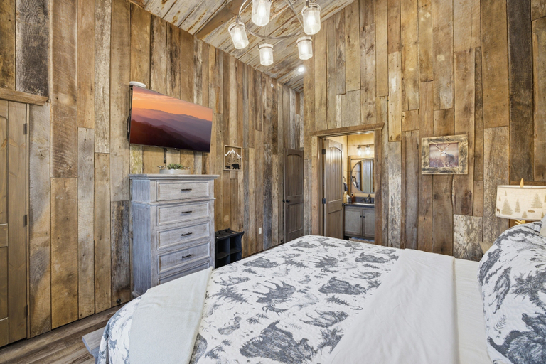 Room 5, Grand Splash Lodge 6 Bedroom Cabin, Sevier