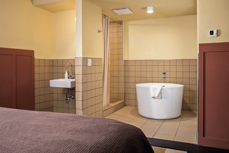 Bathroom 4, Winnedumah Hotel, Inyo