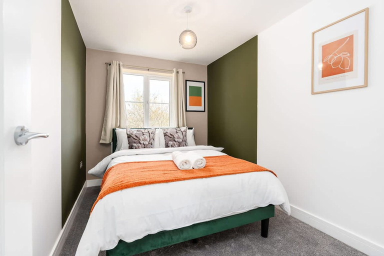 Room 5, Perfect Booking 3 Bed With Driveway Parking, Gloucestershire