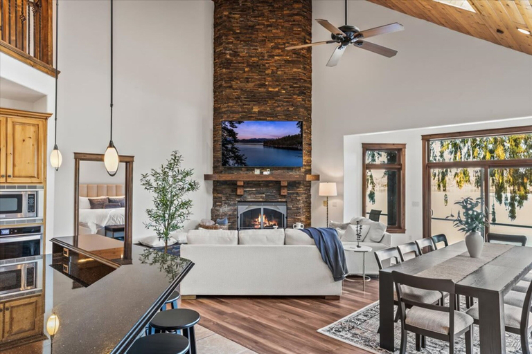 Room 2, Deja View - Upper Unit, Kootenai