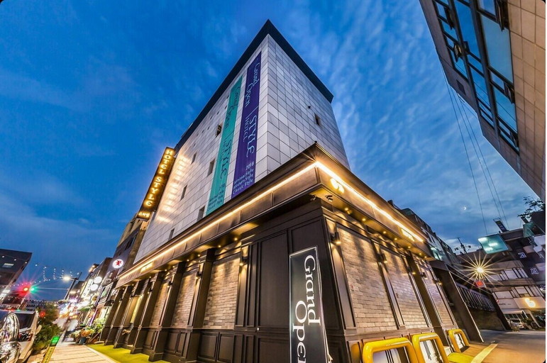 Exterior & Views