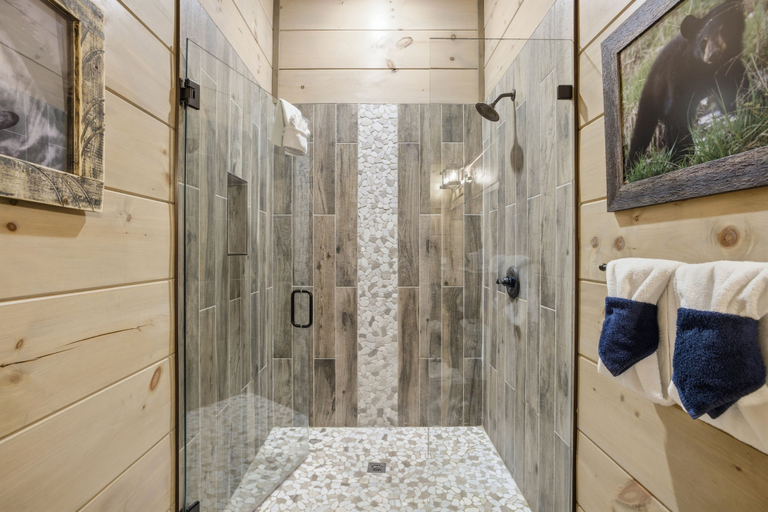 Bathroom 2, Grand Splash Lodge 6 Bedroom Cabin, Sevier