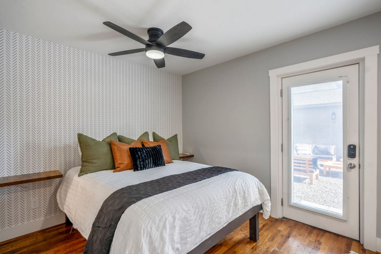Room 3, Urban Gated Studio Near Downtown Houston and NRG, Houston