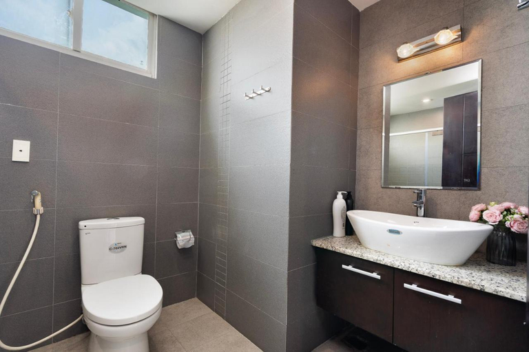 Bathroom 2, International Building D1-next to Ben Thanh market, District 1
