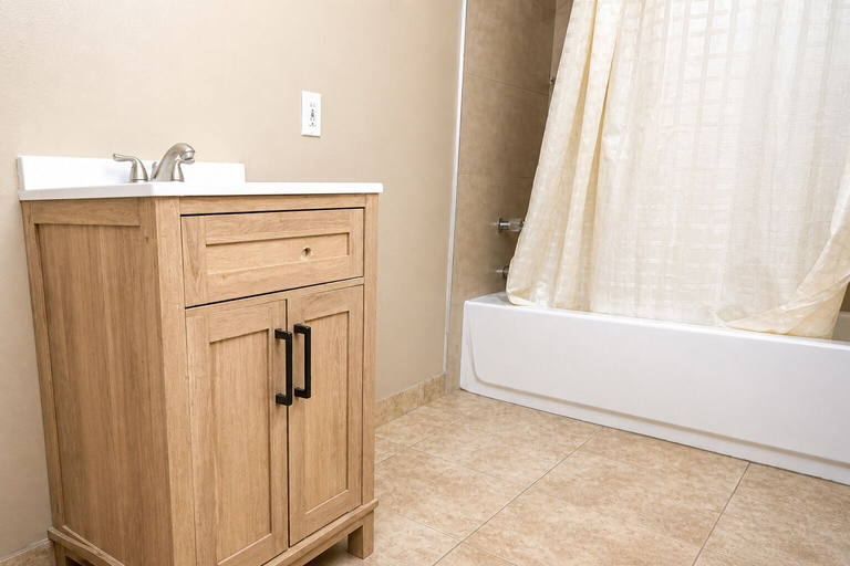 Bathroom 3, Sai Park Motel, Los Angeles