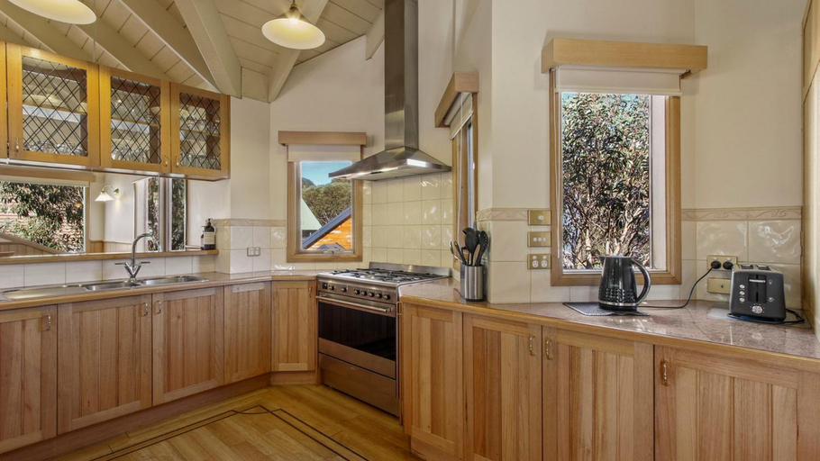 Kitchen 5, Sugarloaf, Alpine - East