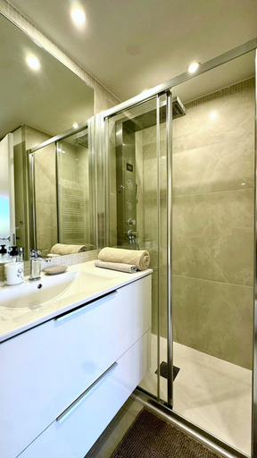Room 5, Elegant Retreat Near Monaco Private Terrace, Alpes-Maritimes