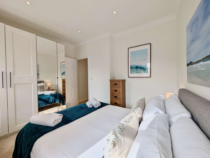 Room 3, Charming 2 bed House in Pinner, London