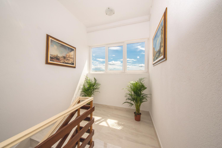 Others 3, Hotel Riviera, Starigrad