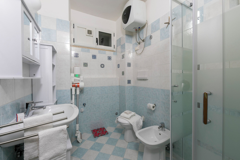 Bathroom 4, Niko's House Salò at 200m from Lake, Brescia