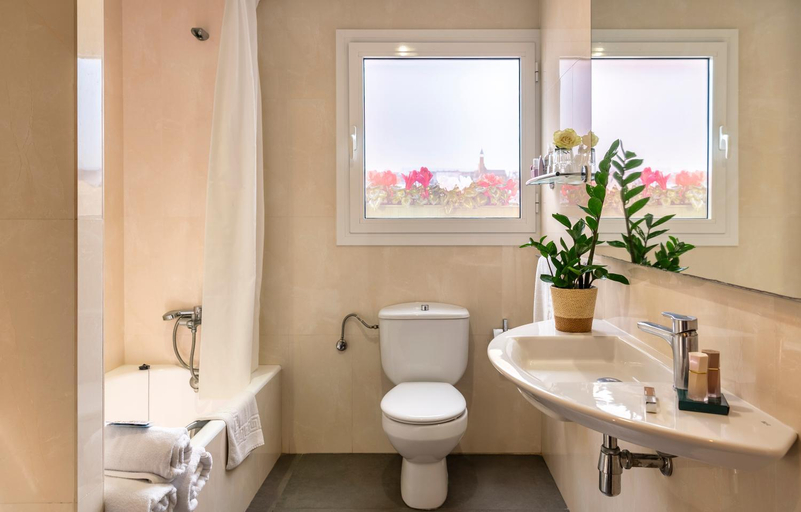Bathroom 4, La Palmera & Spa, Girona