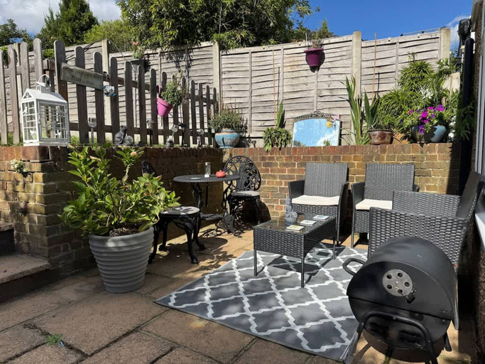 Room 5, Lovely Home 2 Parking Spaces Castle High St, Medway