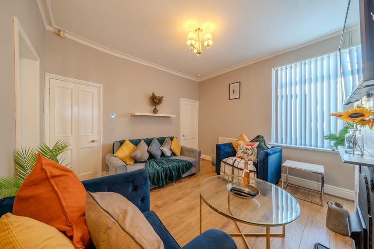 Living area, Sleeps 6 Spacious 3 Bed House w/ Free Parking, Sefton