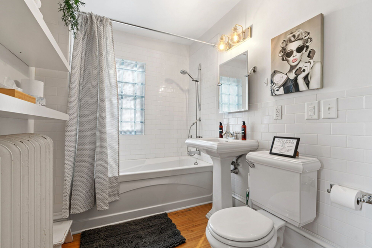 Bathroom, Fulton Lodge, Hennepin