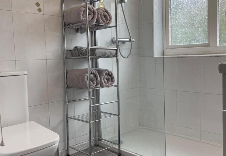 Bathroom 5, House Sleeps 6 With Garden and Parking, Leeds