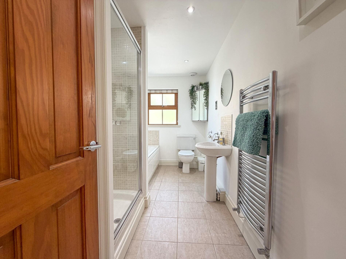 Bathroom, The Burrows - 3 Bedroom Holiday Home - Tenby, Pembrokeshire