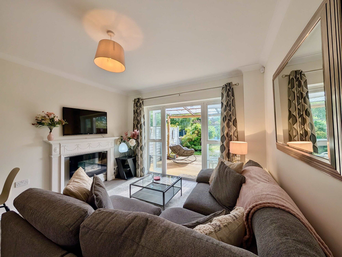 Room 4, Charming 2 bed House in Pinner, London