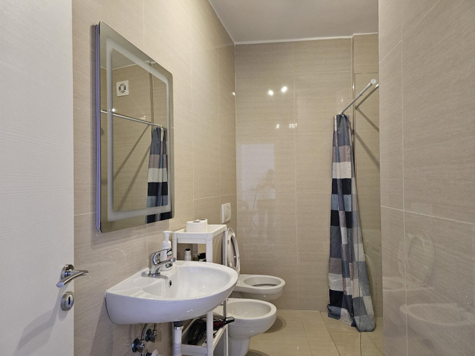 Bathroom 2, The Bay Apartments, Sarandës