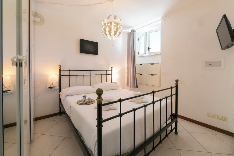 Bedroom 3, Niko's House Salò at 200m from Lake, Brescia
