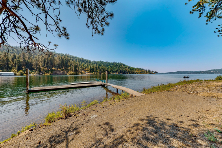 Room 2, Leaning Pine Point in Harrison, Kootenai