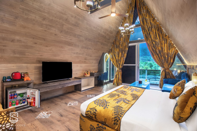 Room 5, Sentosa Cove-River Front Luxury Resort, Anantnag