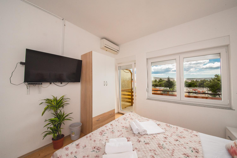 Others 4, Hotel Riviera, Starigrad
